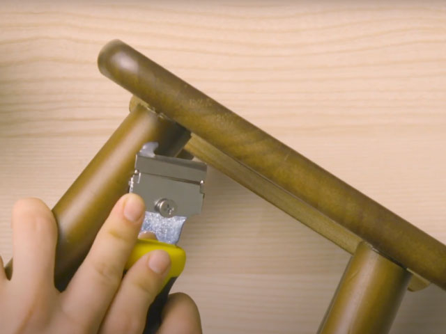 Bostik-DIY-Poland-how-to-remove-super-glue-from-furniture-step-1