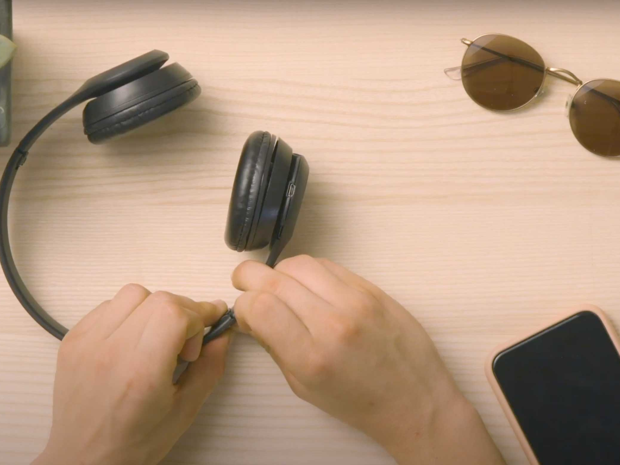 Bostik-DIY-Poland-tutorial-how-to-reapair-headphones-step-3