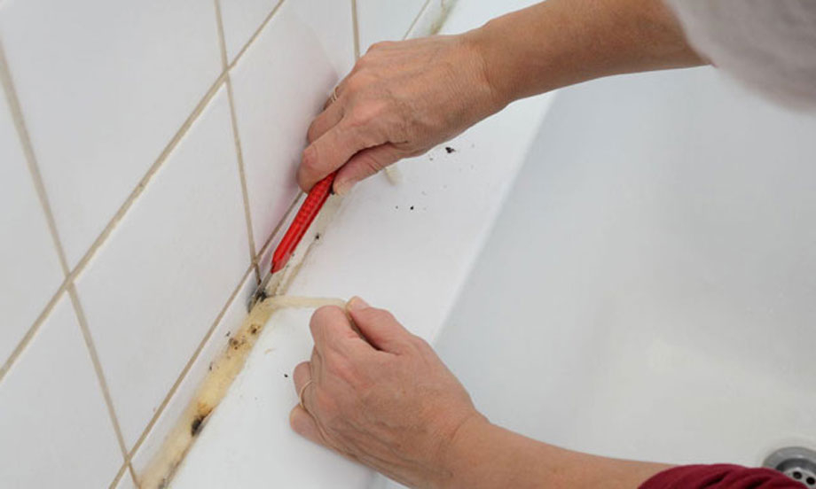 Bostik DIY Czech republic tutorial how to remove old silicone from tiles teaser image