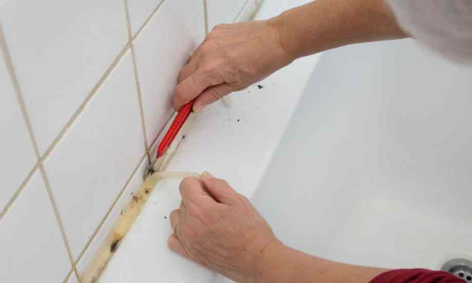 Bostik DIY Slovakia tutorial how to remove old silicone from tiles teaser image