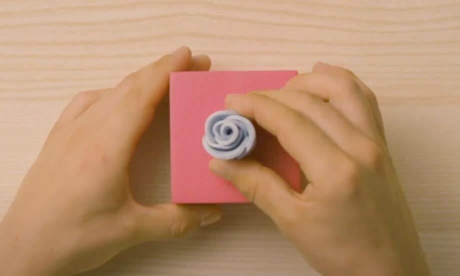 Bostik DIY Russia how to create a rose with blu tack teaser image