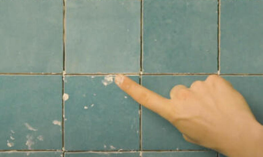 Bostik DIY France how to remove adhesive from tiles teaser