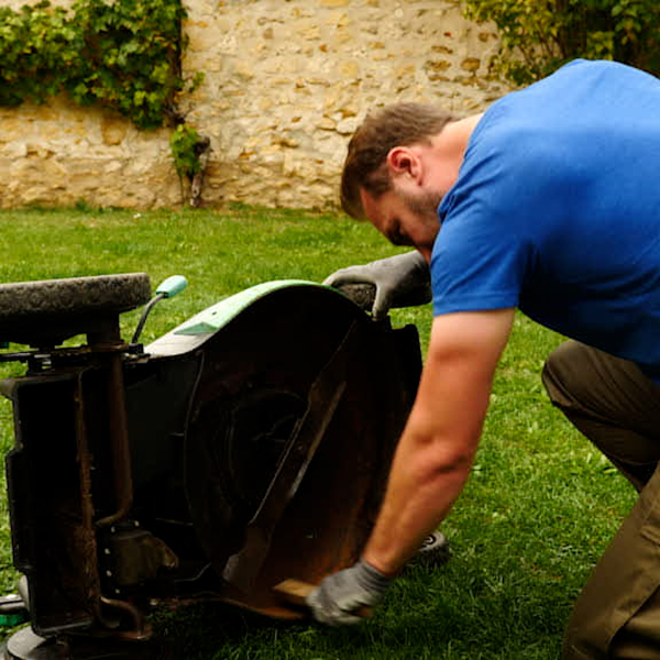 Bostik DIY France tutorial repair damaged lawnmower chassis Step 1